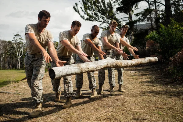 Soldaten te laten vallen een logboek van de boom — Stockfoto