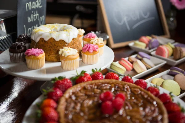 Close-up van aardbei taart en cake bij weergave balie — Stockfoto
