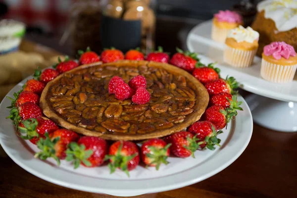 Primer plano del pastel de fresa en el mostrador —  Fotos de Stock