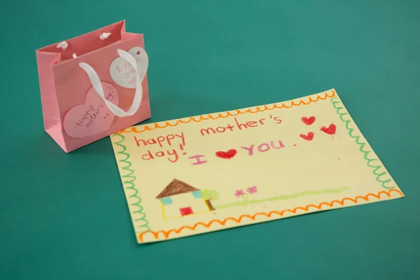 Bolsa de regalo rosa con etiqueta de forma de corazón y tarjeta de felicitación —  Fotos de Stock