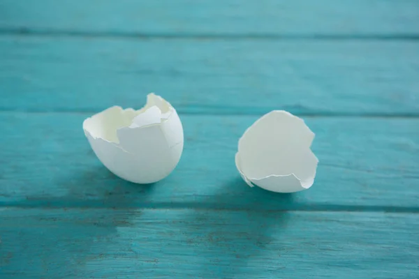 Uovo di Pasqua bianco rotto sulla superficie di legno — Foto Stock
