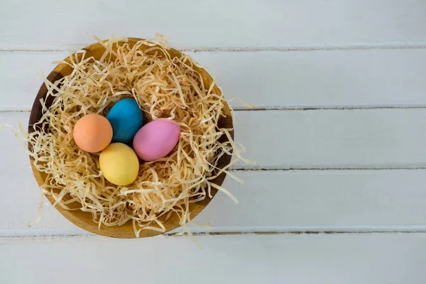 Yuvadaki renkli paskalya yumurtaları — Stok fotoğraf