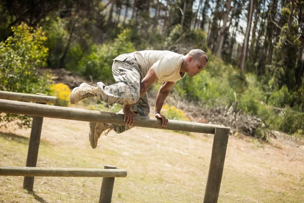 Soldado militar entrenando en pista de fitness — Foto de Stock