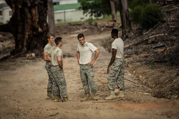 Soldati che fanno conversazione — Foto Stock
