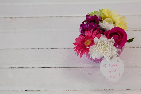 Bukiet świeżych kwiatów z ja kocham Cię Mama karty — Zdjęcie stockowe