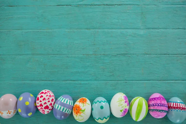 Huevos de Pascua pintados sobre superficie de madera — Foto de Stock