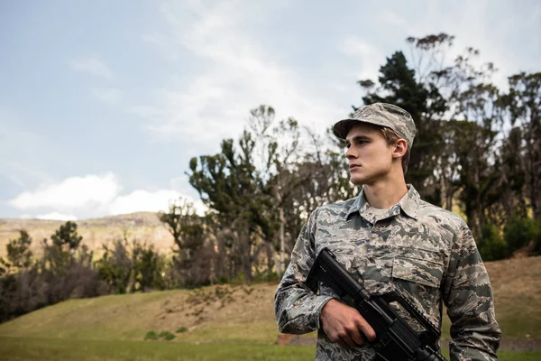 Soldat militaire gardant avec un fusil — Photo