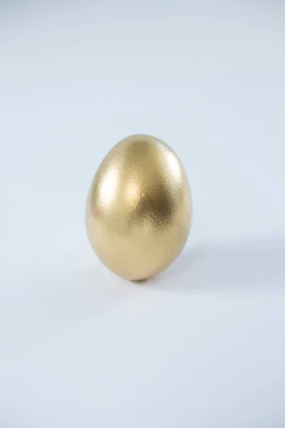 在白色背景上的金色复活节彩蛋。 — 图库照片