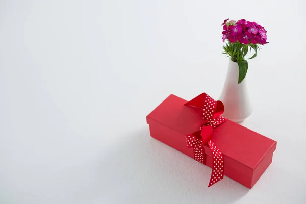 Dárkové krabice a květ váza na bílém pozadí — Stock fotografie