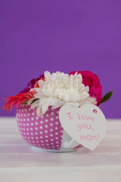 Bunch of fresh flowers with I love you mom card — Stock Photo, Image