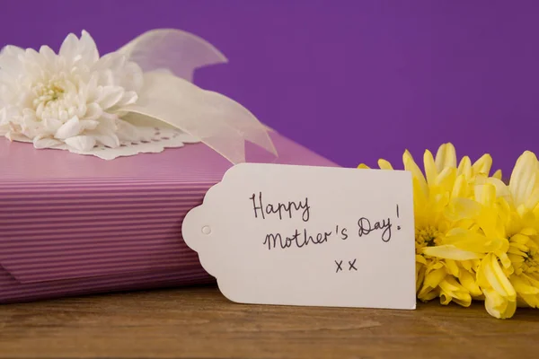 Happy mothers day card on gift box with flowers — Stock Photo, Image