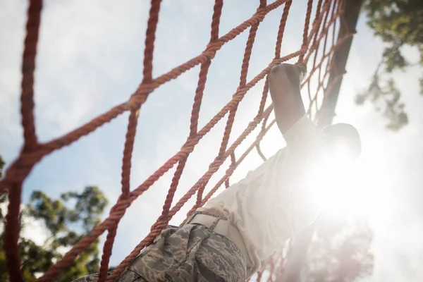 Військовий солдат під час перешкод вилазить на мотузку — стокове фото