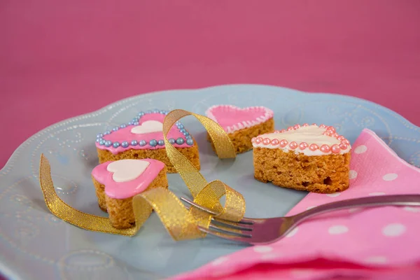 Forma do coração biscoitos de gengibre, guardanapo e garfo mantidos na placa — Fotografia de Stock