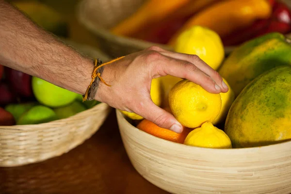 El erkek personel limon organik bölümünde — Stok fotoğraf