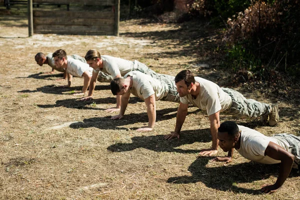 Soldaten bei Liegestützübung — Stockfoto