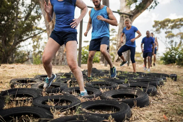 Personnes recevant une formation sur les obstacles de pneus — Photo