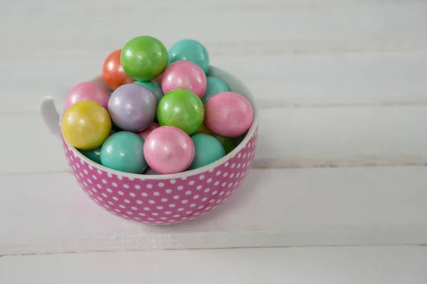 Barevné velikonoční vejce v míse — Stock fotografie