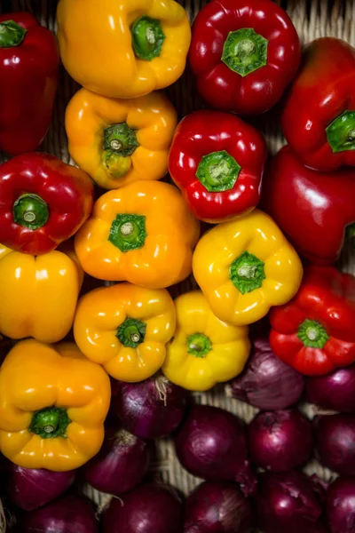 Close-up of wicker basket full of bell pepper — Stock Photo, Image