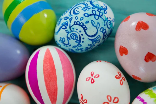 Huevos de Pascua pintados en tablón de madera — Foto de Stock