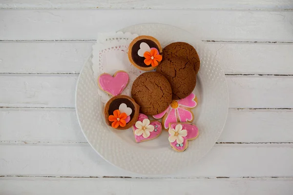 Divers biscuits disposés en assiette — Photo