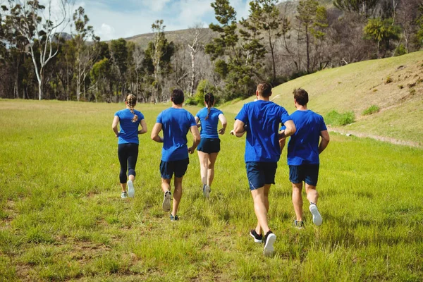 Apto para gente corriendo en el campo de entrenamiento —  Fotos de Stock