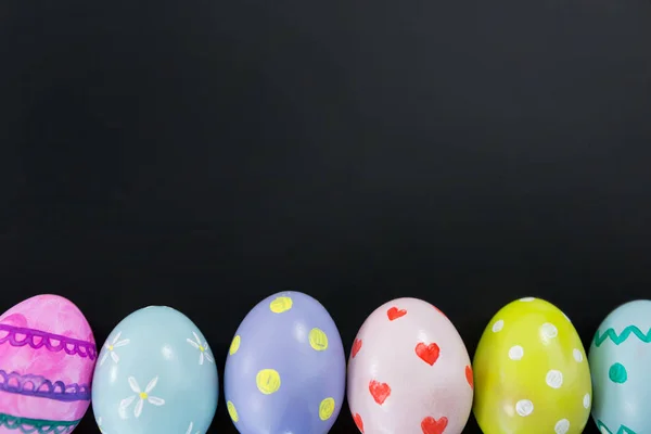 Kara tahta üzerinde boyalı Paskalya yumurtaları — Stok fotoğraf