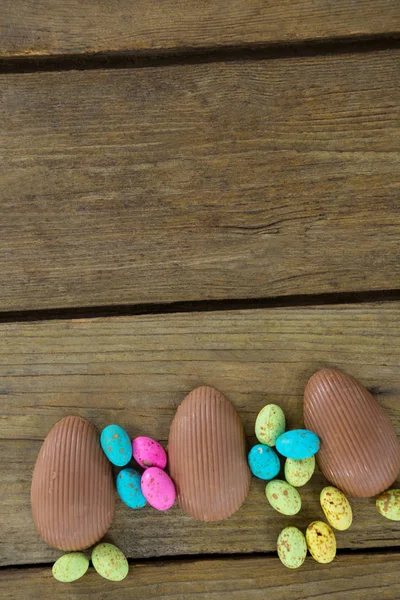 Œufs de Pâques en chocolat sur planche de bois — Photo