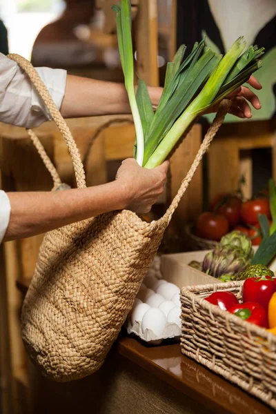 Mulher comprando vegetais folhosos na seção orgânica — Fotografia de Stock