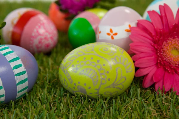 Œufs de Pâques peints avec fleur sur herbe — Photo