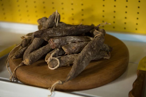 Primo piano di salsiccia secca in cartone di legno — Foto Stock