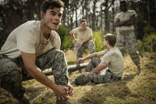 Soldat bindet seine Schnürsenkel — Stockfoto