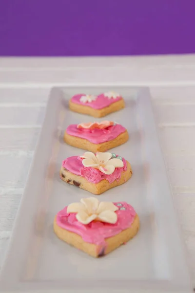 Cookies em forma de coração dispostos em uma fileira — Fotografia de Stock