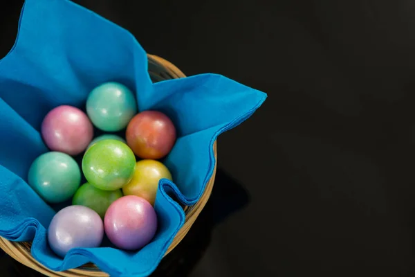 Œufs de Pâques en chocolat coloré dans une serviette — Photo