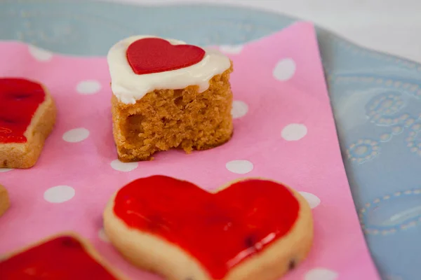 Galletas de jengibre en forma de corazón en plato — Foto de Stock