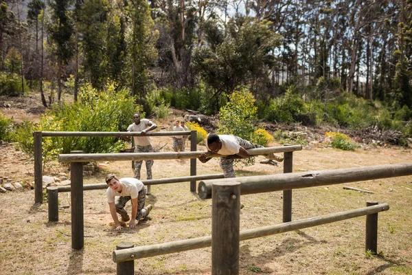 Militaire soldaten training op fitness trail — Stockfoto