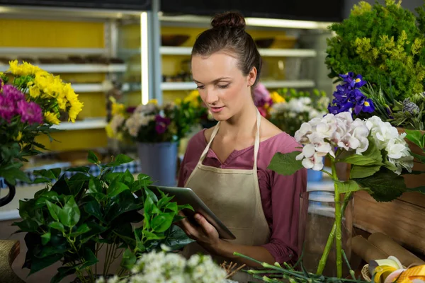 Digitális tábla segítségével női virágüzlet — Stock Fotó