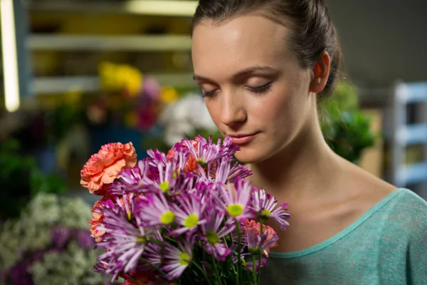 Donna che annusa un mazzo di fiori — Foto Stock