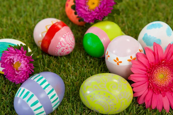 Uova di Pasqua dipinte con fiore sull'erba — Foto Stock