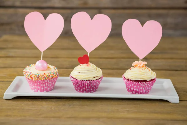 Närbild av läcker cupcake i magasin — Stockfoto