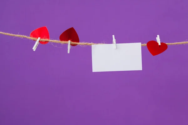 Boş kartı ve kırmızı kalpler ipe asılı — Stok fotoğraf