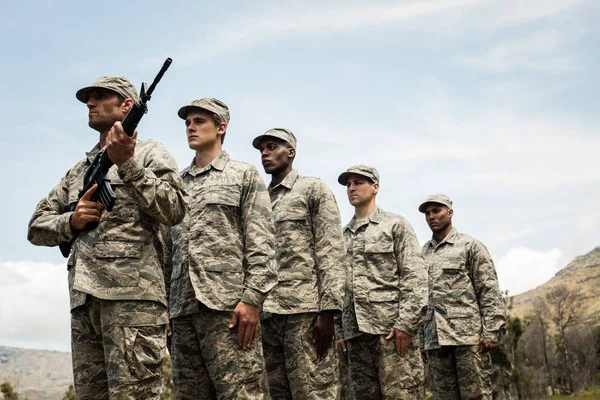 Ομάδα στρατιωτικών στρατιωτών που στέκεται στη γραμμή — Φωτογραφία Αρχείου