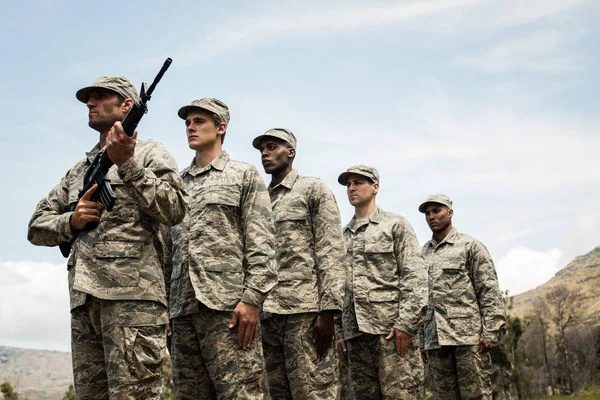 Grupo de soldados militares em linha — Fotografia de Stock