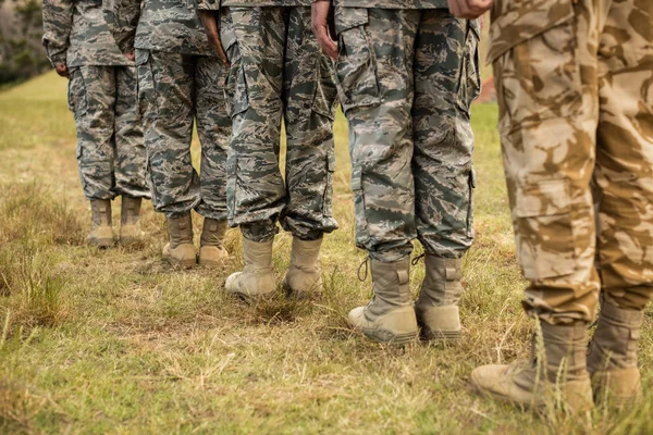 Low-sectie van militaire soldaten in de rij staan — Stockfoto