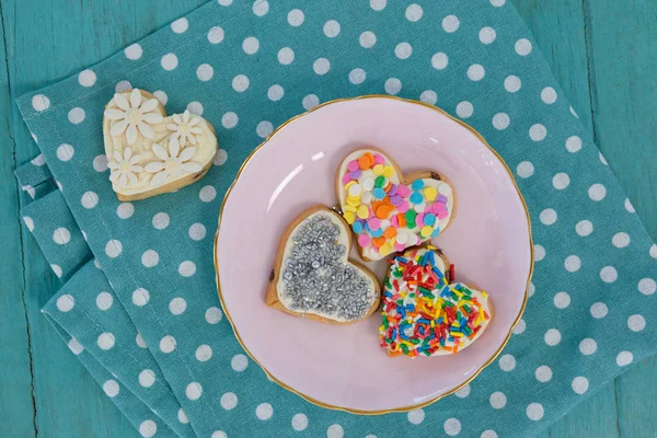 Çeşitli gingerbread çerezleri plaka servis — Stok fotoğraf