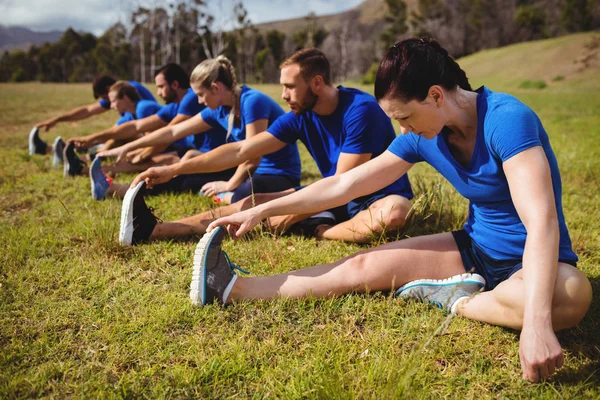 Apto para personas que hacen ejercicio en el campo de entrenamiento —  Fotos de Stock