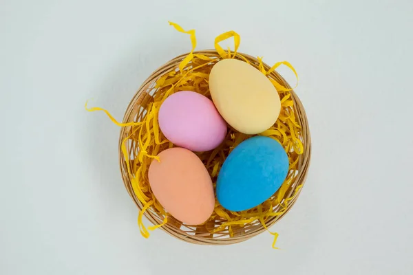 Huevos de Pascua pintados en cesta — Foto de Stock