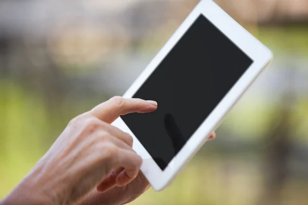 Handen van vrouwelijke personeel met behulp van digitale tablet — Stockfoto