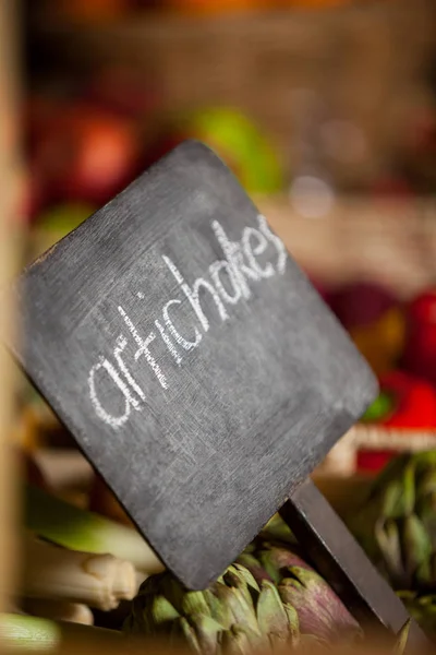 Close-up de placard com alcachofras palavra na seção orgânica — Fotografia de Stock