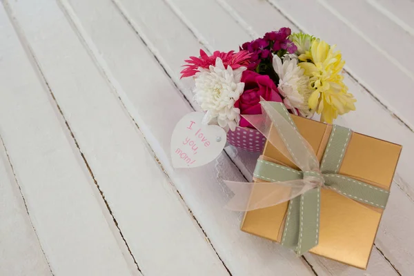 Pudełko i bukiet świeżych kwiatów z ja kocham Cię Mama karty — Zdjęcie stockowe