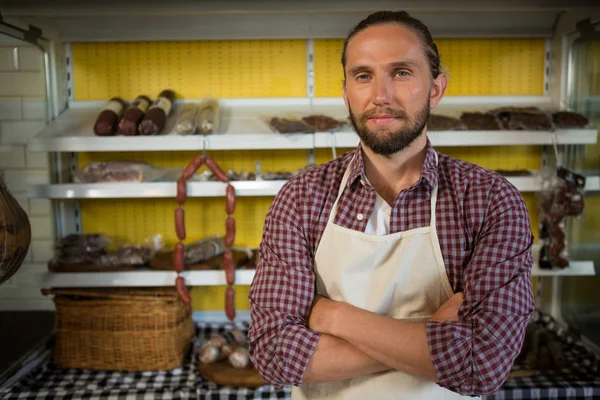 Portret van mannelijke personeel staan met handen gekruist — Stockfoto